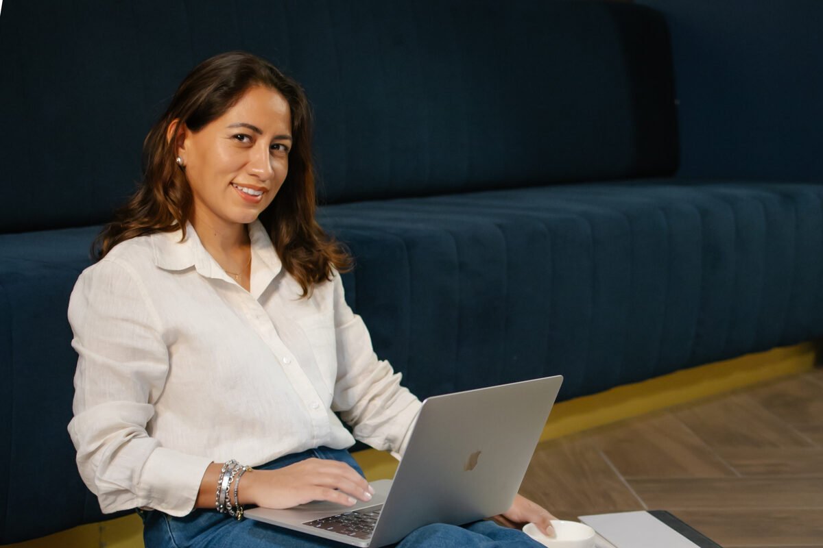 Fiorella Rondon working with clients